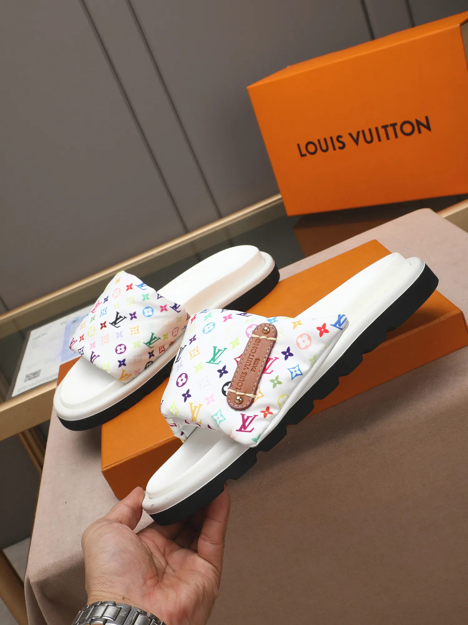 PP360 [LOUIS VUITTON] Louis Vuitton, LV printing, men's and women's slippers are on the market. The drawer box packaging comes with a cloth bag and a card. The upper pattern looks very soft and waxy, and it is a super versatile leg slimming tool. Fabric: imported denim/canvas/old fabric, LV hardware LOGO, official website pattern printing, comfortable to wear, feet: high-elastic PU water table. Sole: foam sole, heel height: about 5cm. Code number: 35-46, 35, 45, 46 are custom-made and non-returnable. Color: multiple colors and styles available.